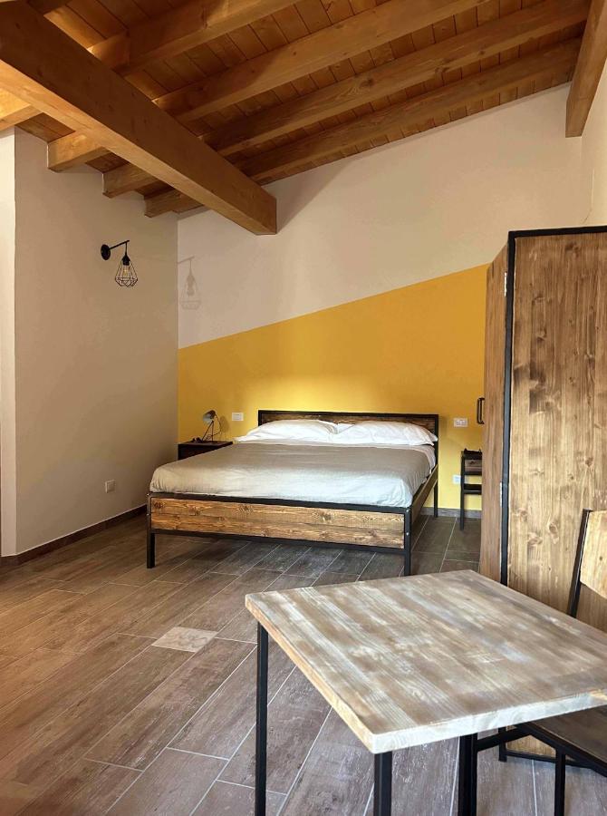 La Volpe Rossa Rooms And Apartments San Felice del Benaco Szoba fotó